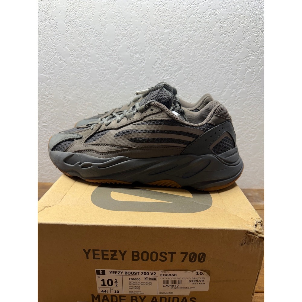 Adidas Yeezy Boost 700 V2 Geode EG6860 Mens Size 10.5 Brown Grey Gum Sole